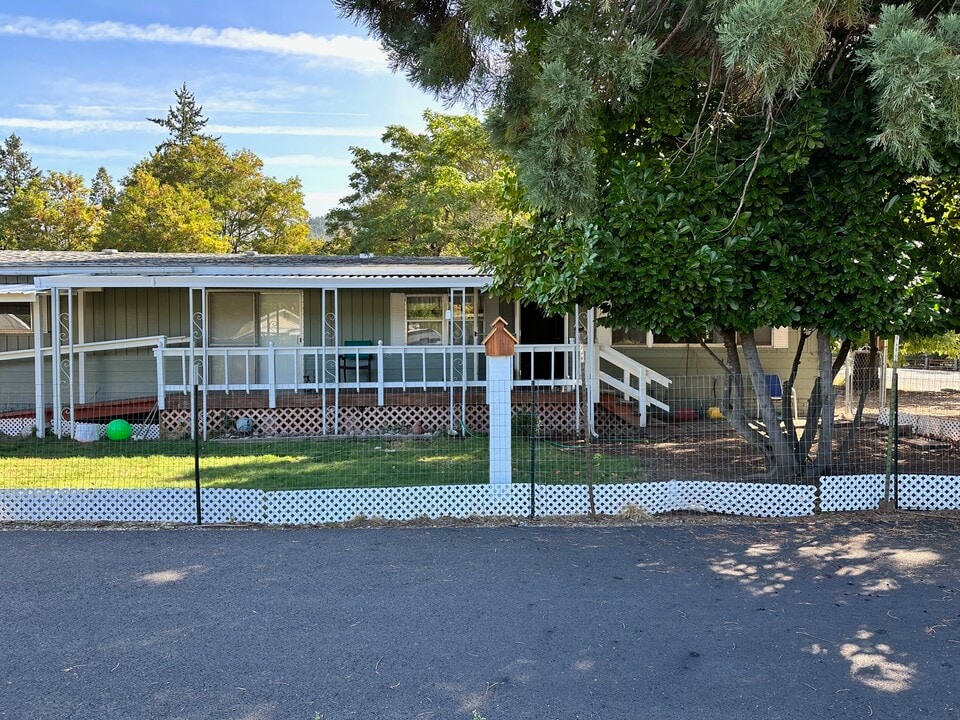 1708 Fruitdale Dr in Grants Pass, OR - Building Photo