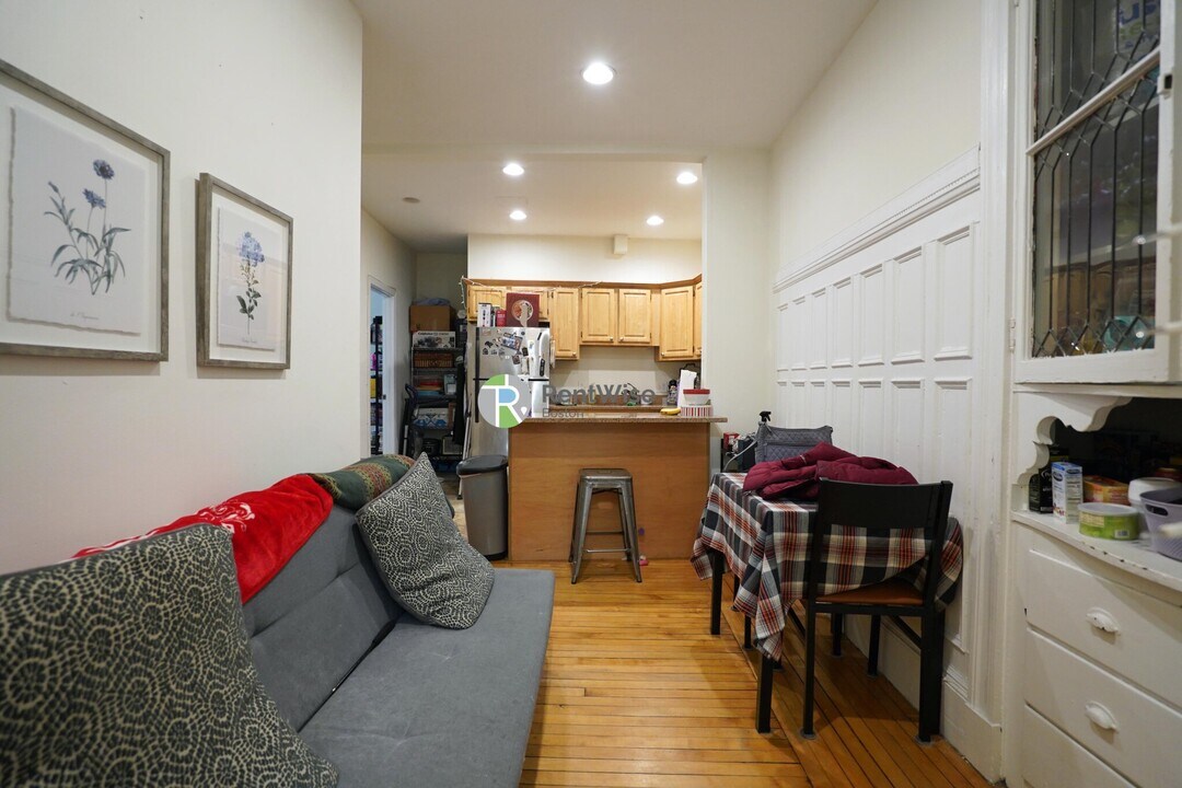 1322 Commonwealth Ave, Unit 8 in Boston, MA - Building Photo