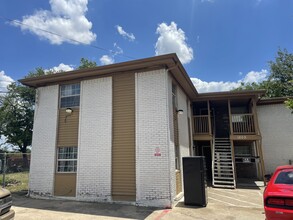 1809 E Roberts Dr in Grand Prairie, TX - Building Photo - Building Photo