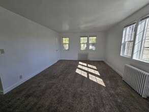 447 NE Winchester St in Roseburg, OR - Building Photo - Building Photo