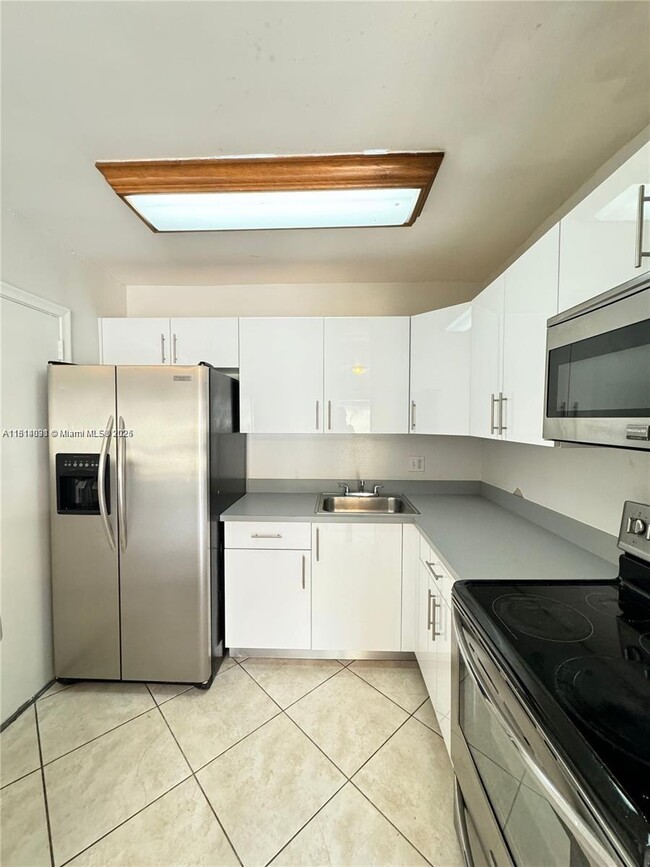 9370 SW 87th Ave in Miami, FL - Building Photo - Building Photo