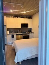 2407 W Eastwood Ave, Unit 304 in Chicago, IL - Building Photo - Building Photo