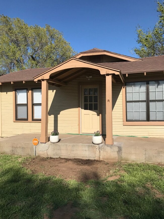 property at 905 S Louisiana St