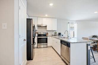 5611 Elm Valley Dr in San Antonio, TX - Building Photo - Building Photo
