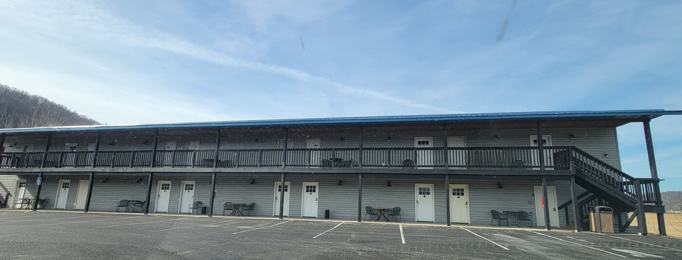 609 S US Highway 61, Unit Apple House Inn in Readstown, WI - Foto de edificio