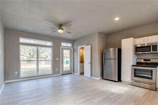 402 E Hemlock St in Rogers, AR - Building Photo