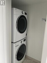 395 Square One Dr in Mississauga, ON - Building Photo - Building Photo