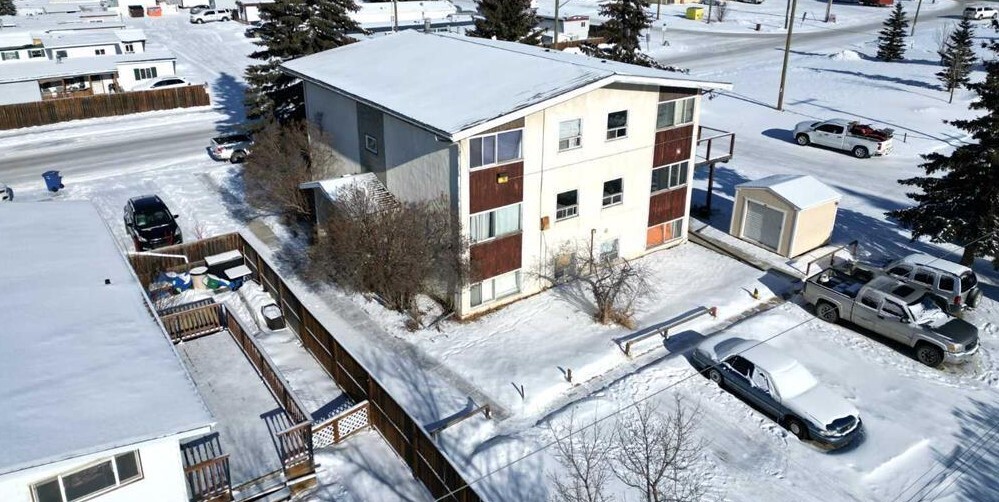 2337 20 Av in Bowden, AB - Building Photo