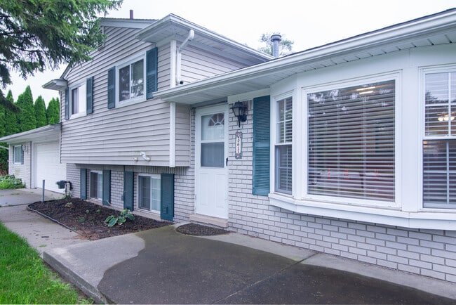 40611 W 10 Mile Rd in Novi, MI - Building Photo - Building Photo