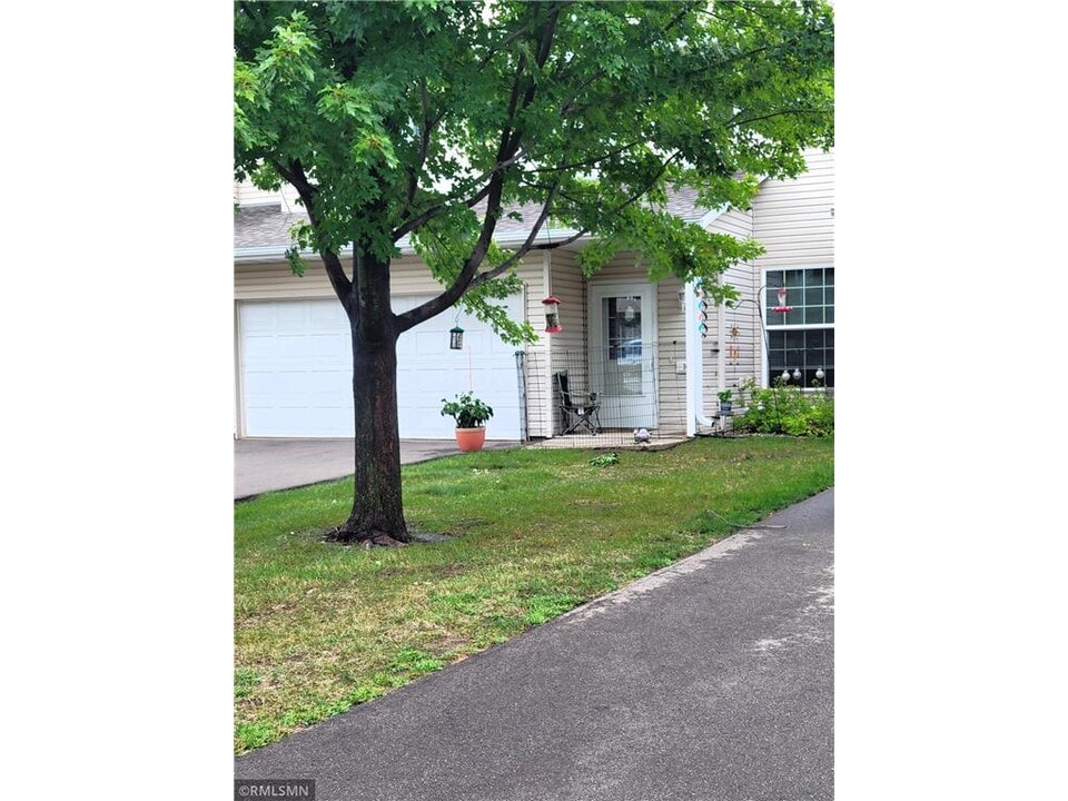 16 Bridgewater Trail in Hudson, WI - Building Photo