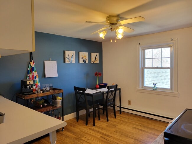 103 Fiat Ave, Unit 2nd floor, One bedroom un in Cranston, RI - Foto de edificio - Building Photo