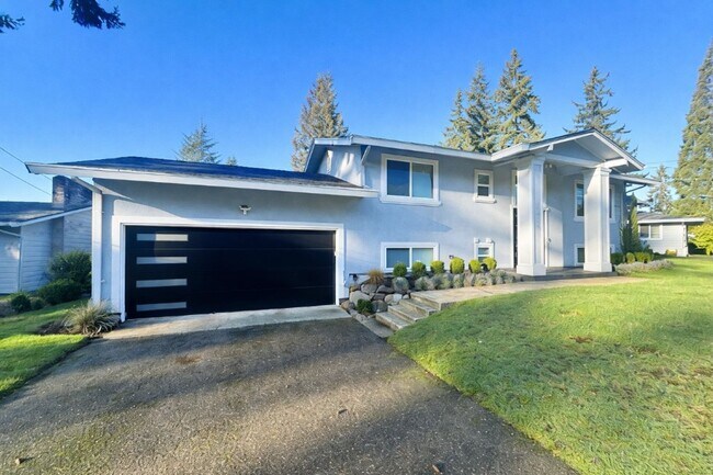 15405 NE 7th Pl in Bellevue, WA - Building Photo - Building Photo