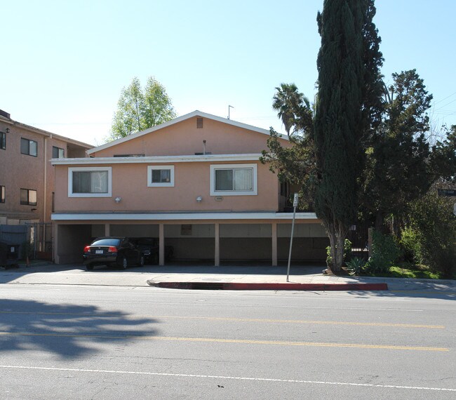12256 Riverside Dr in Valley Village, CA - Foto de edificio - Building Photo