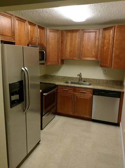 407 Meadows Cir, Unit 407 in Boynton Beach, FL - Foto de edificio - Building Photo