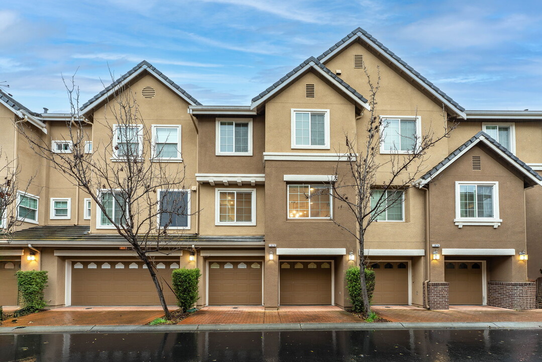1070 Tourmaline Ter in Union City, CA - Building Photo