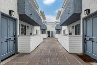 11737 Courtleigh Dr. in Los Angeles, CA - Foto de edificio - Building Photo