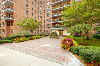 6776 Booth St in Forest Hills, NY - Building Photo - Building Photo