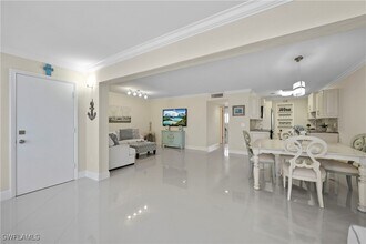 2100 Gulf Shore Blvd N in Naples, FL - Foto de edificio - Building Photo