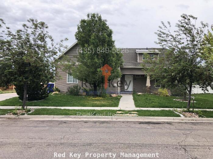 318 Durocher Ln in Tooele, UT - Building Photo