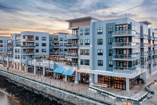 Windsor Marina Bay Apartments in Quincy, MA - Building Photo