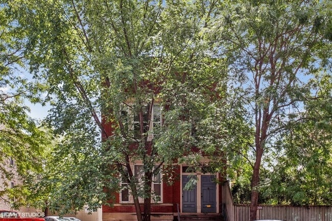 property at 2533 W Augusta Blvd