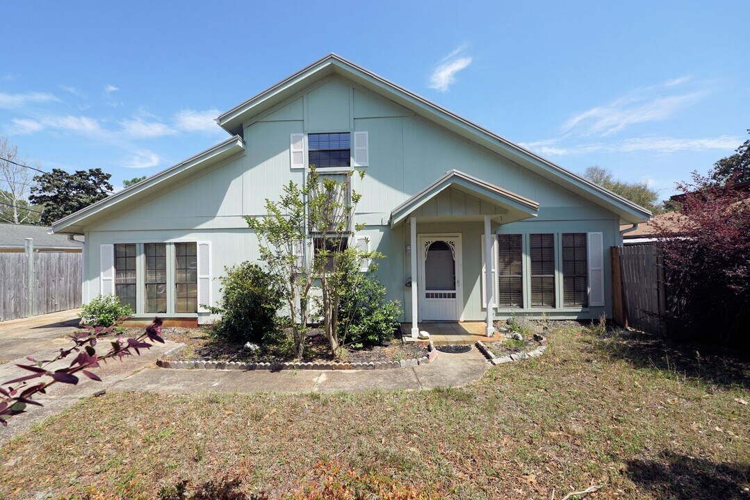 28 Solar St in Mary Esther, FL - Building Photo