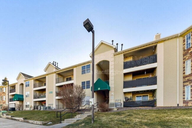 12304 W Cross Dr in Littleton, CO - Building Photo - Building Photo