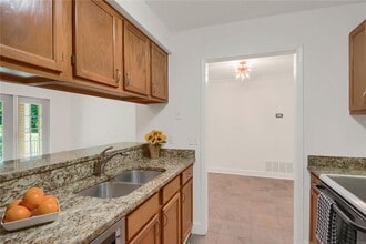 501 Barrington Hills Dr in Atlanta, GA - Building Photo - Building Photo