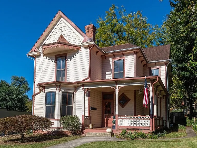 826 N Augusta St in Staunton, VA - Building Photo