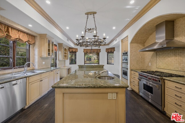 305 N Palm Dr in Beverly Hills, CA - Building Photo - Building Photo