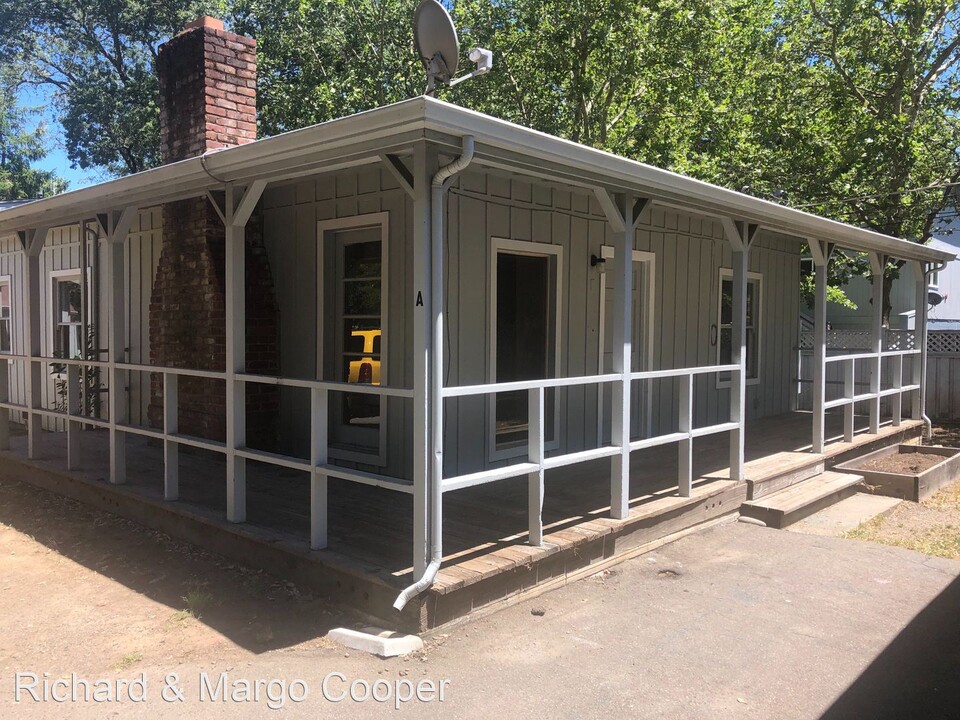 154 N East St in Cloverdale, CA - Building Photo