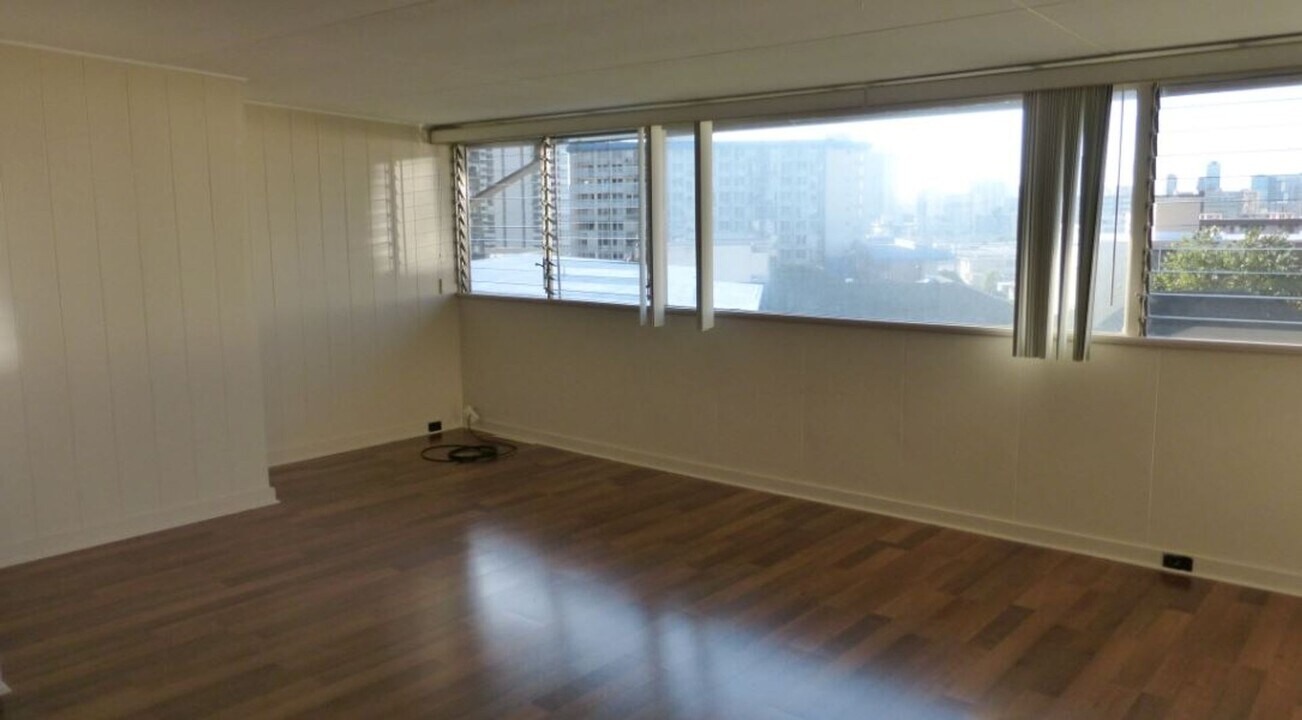 1571 Thurston Ave in Honolulu, HI - Building Photo