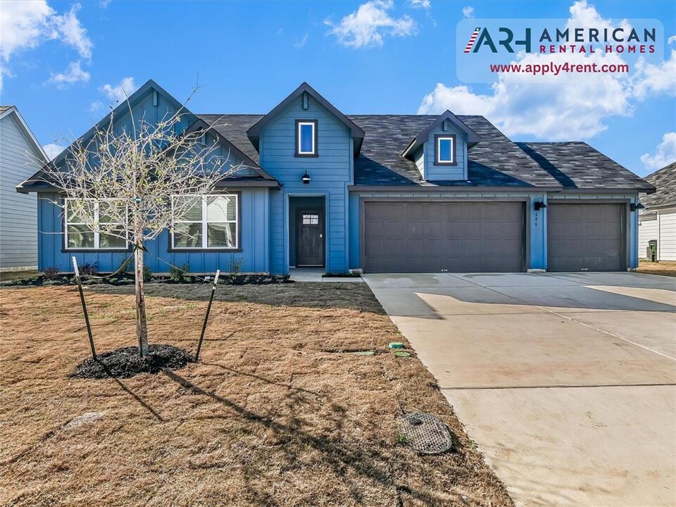 646 Grace Ln in Fredericksburg, TX - Building Photo