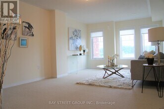 5289 Major Mackenzie Dr E in Markham, ON - Building Photo - Building Photo