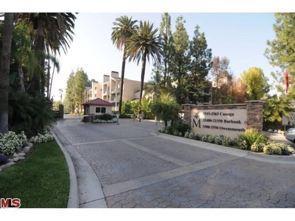 5535 Canoga Ave in Los Angeles, CA - Building Photo