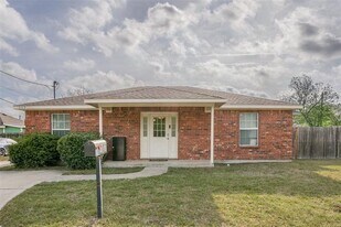 107 S Crawford St in Denton, TX - Building Photo