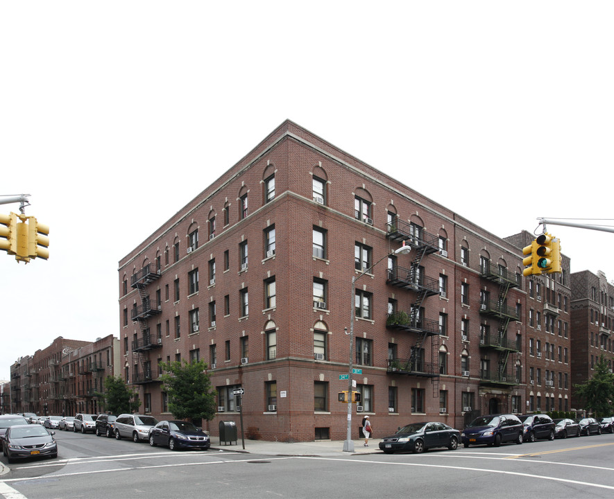 30-95 34th St in Astoria, NY - Foto de edificio