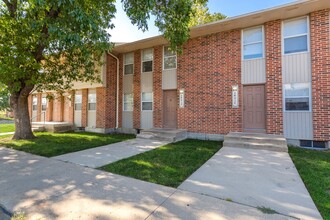 Highland Park Townhomes in Topeka, KS - Building Photo - Building Photo