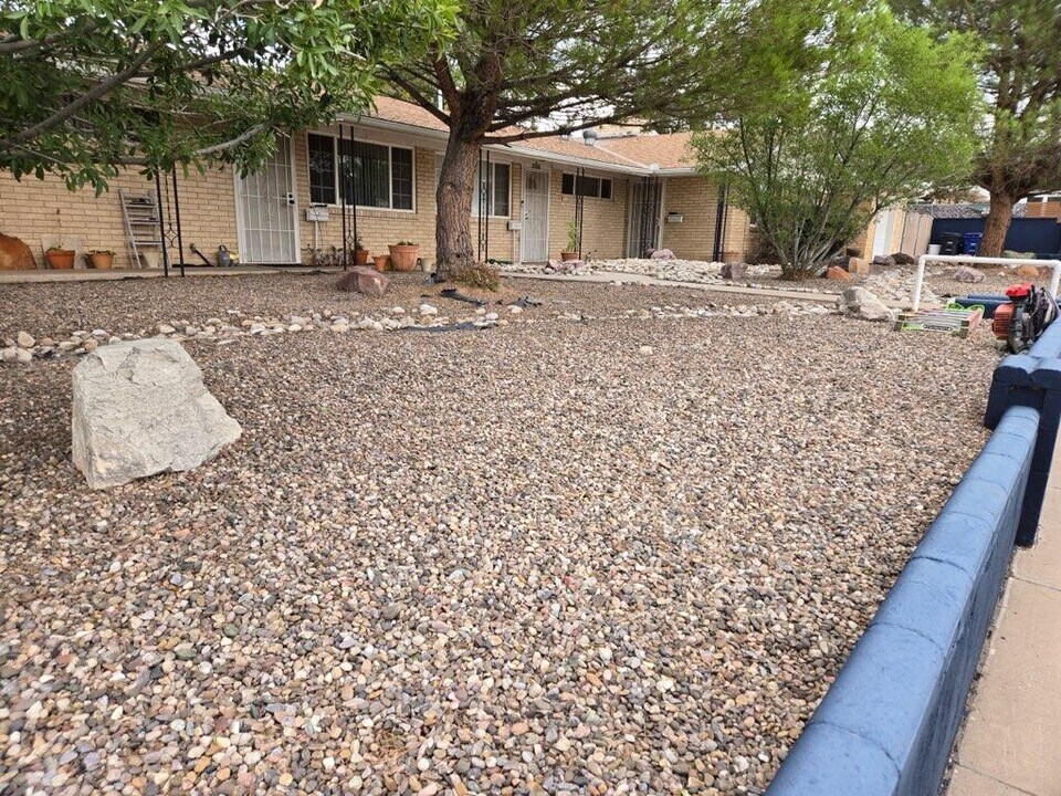 2700 Pennsylvania St NE in Albuquerque, NM - Building Photo