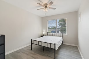 648 Calcutta Dr in Dallas, TX - Building Photo