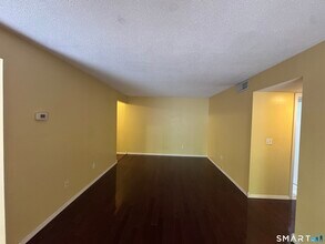 95 Woodsedge Dr in Newington, CT - Building Photo - Building Photo