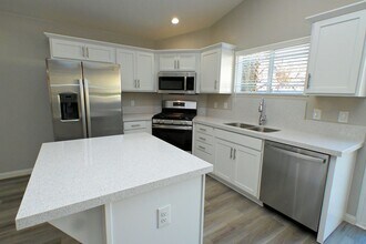 7256 Winding Creek Dr in Las Vegas, NV - Building Photo - Building Photo