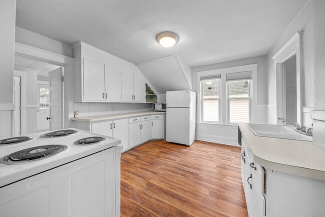 1033 Helen St NE in Grand Rapids, MI - Building Photo - Building Photo