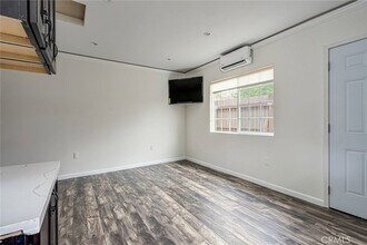 19308 Calvert St in Los Angeles, CA - Foto de edificio - Building Photo