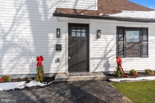 139 Ivy Hill Rd in Levittown, PA - Building Photo