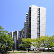 10 Edgecliff Golfway in Toronto, ON - Building Photo - Building Photo