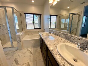 956 Lindsay Ln in Clovis, CA - Building Photo - Building Photo