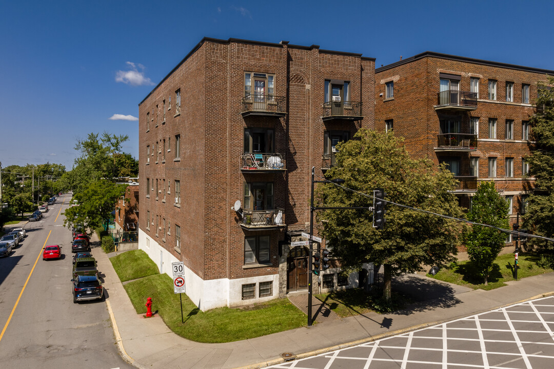 4897 Queen-Mary Ch in Montréal, QC - Building Photo