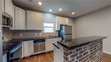 226 Lynn Dr, Unit 17 in Bryan, TX - Building Photo - Building Photo