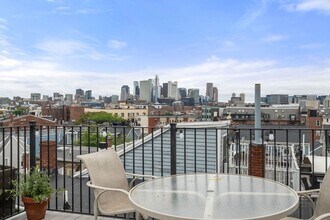 8 Pacific St, Unit 2 in Boston, MA - Foto de edificio - Building Photo